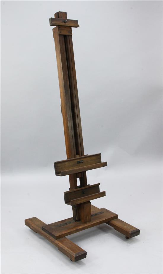 An Edwardian mahogany, oak and beech studio easel, H.5ft 5in.